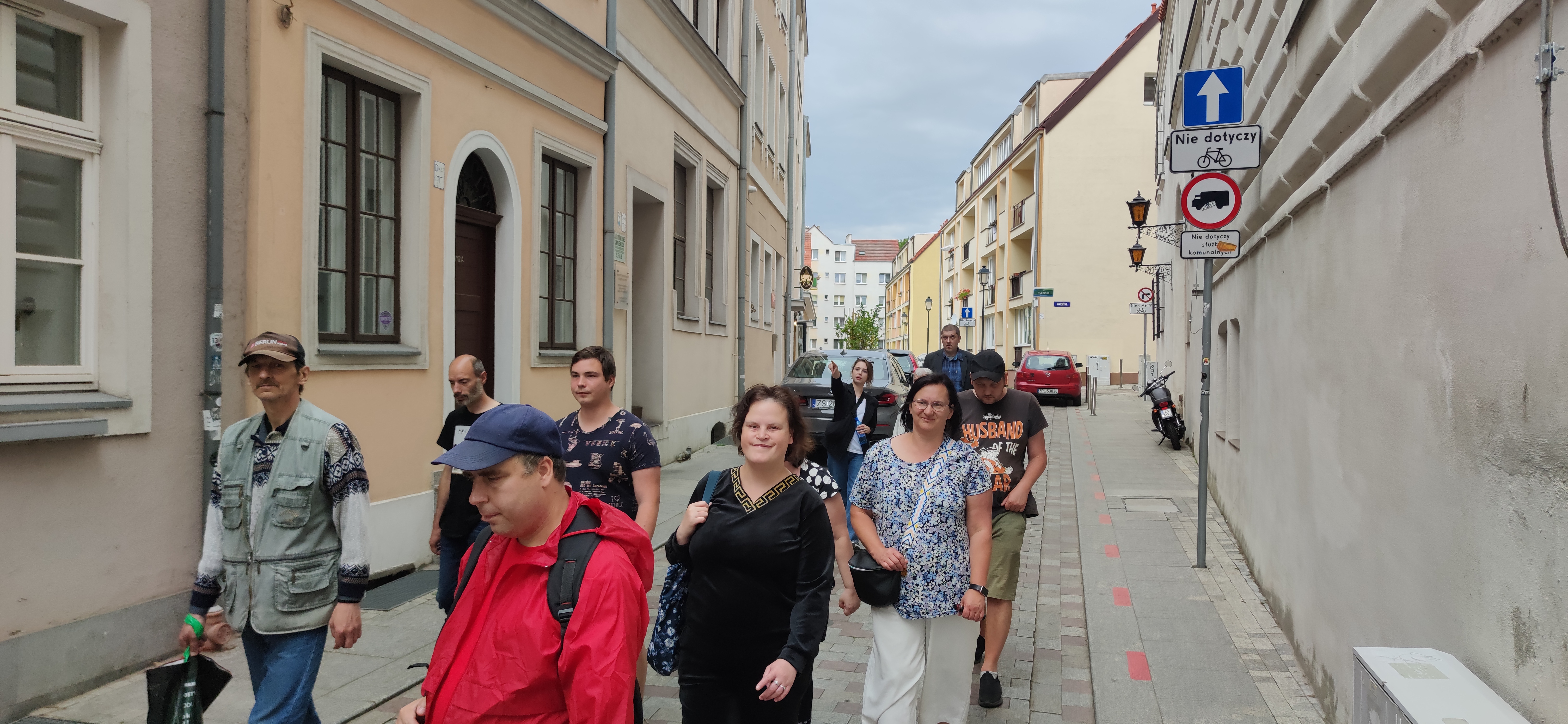 GRUPA OSÓB NA ULICZCE STAREGO MIASTA W SZCZECINIE.