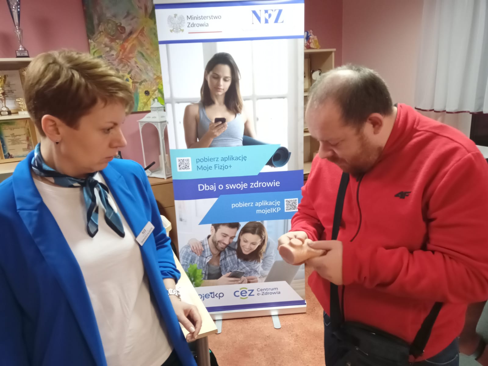 Kobieta i mężczyzna który dotyka fantomu jąder.