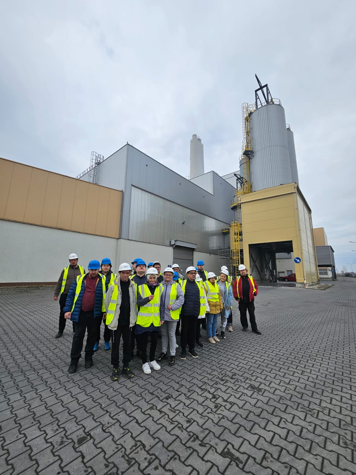 Grupa osób przed ekogeneratorem.