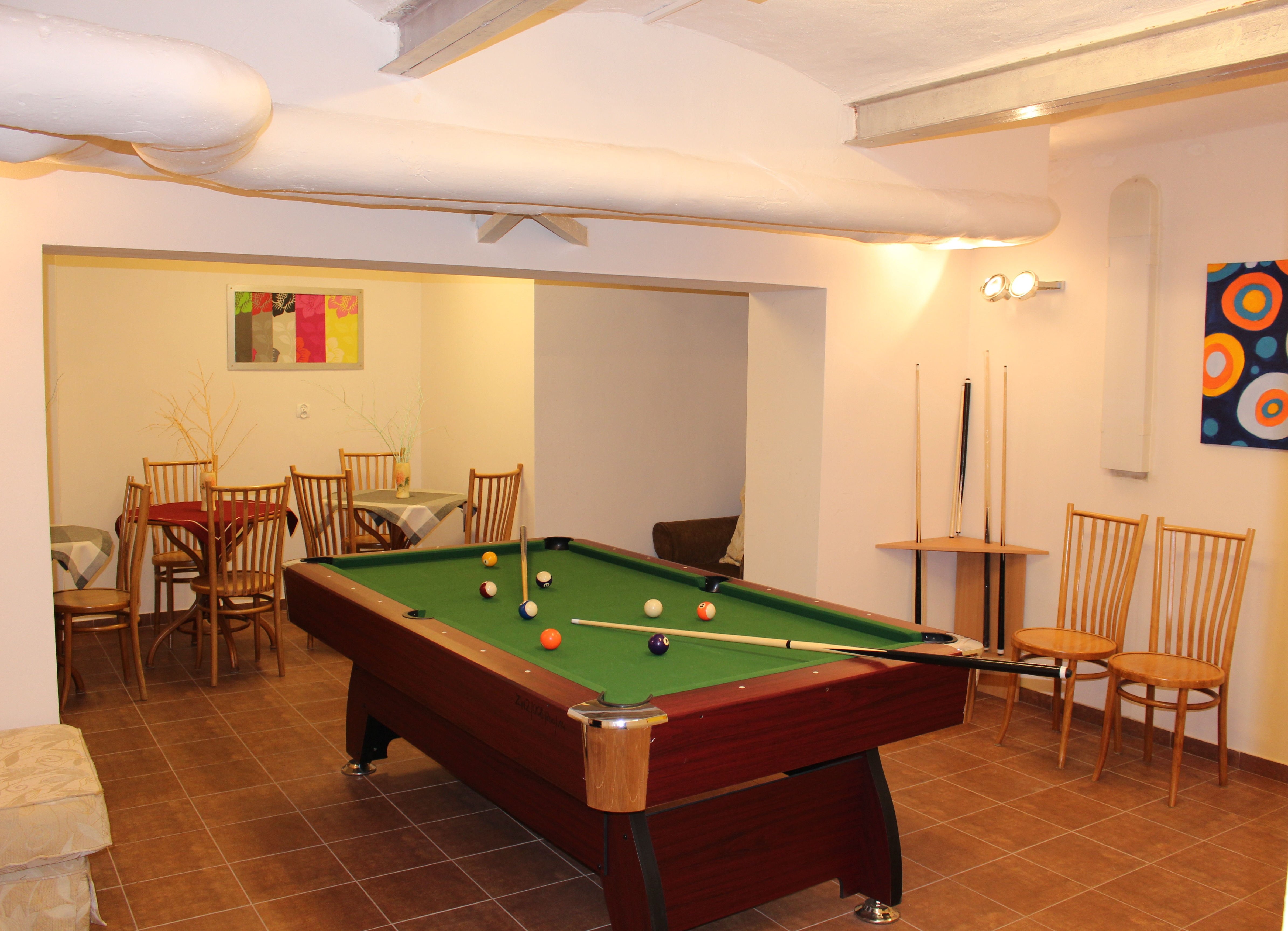 Sala bilardowa ze stołem do bilarda.