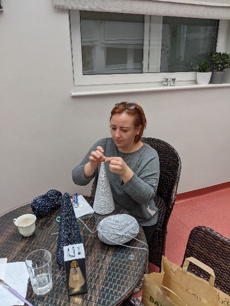 Kobieta robi bożonarodzeniowy stroik.
