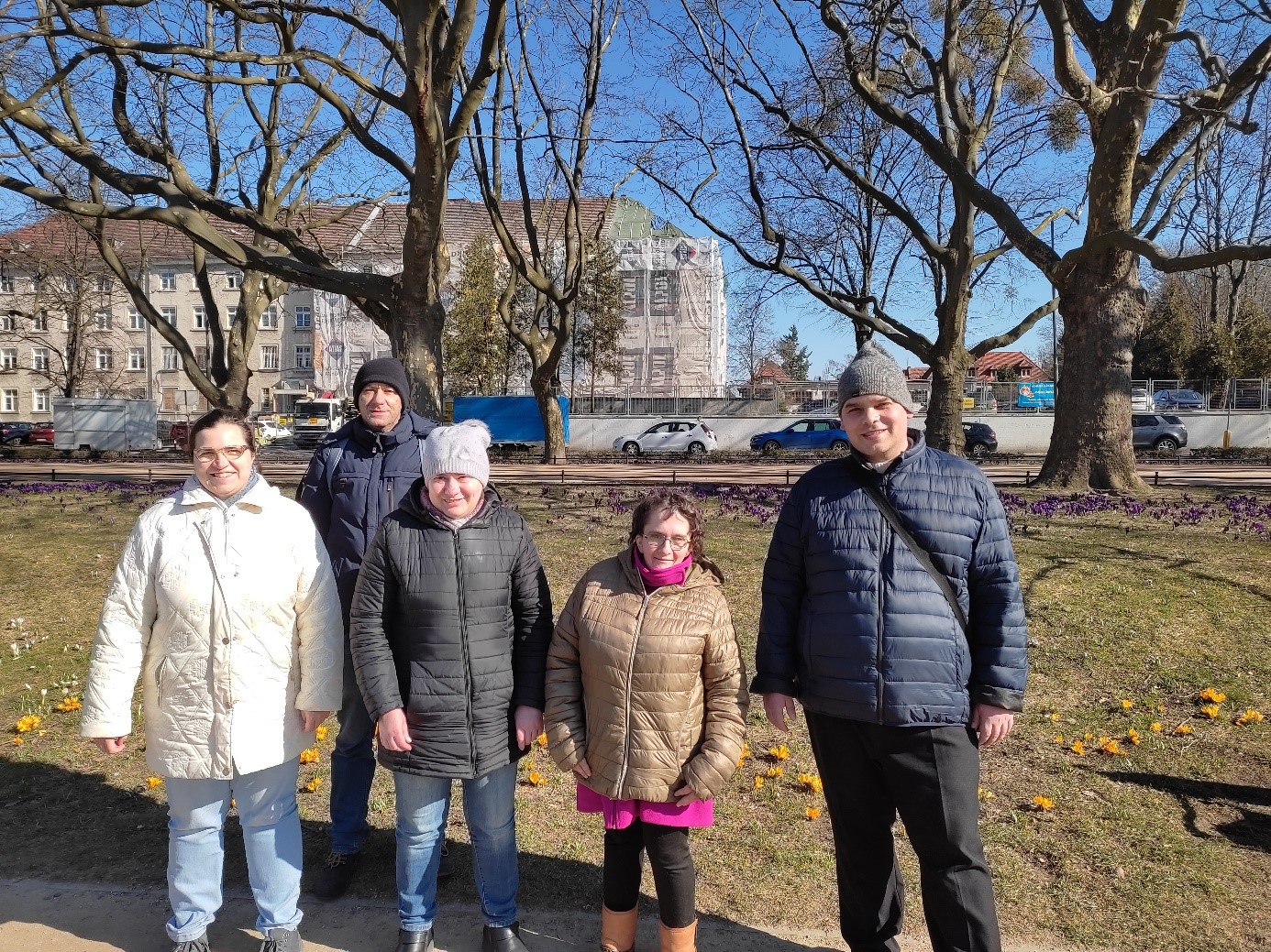 Trzy kobiety i dwóch mężczyzn podczas spaceru.