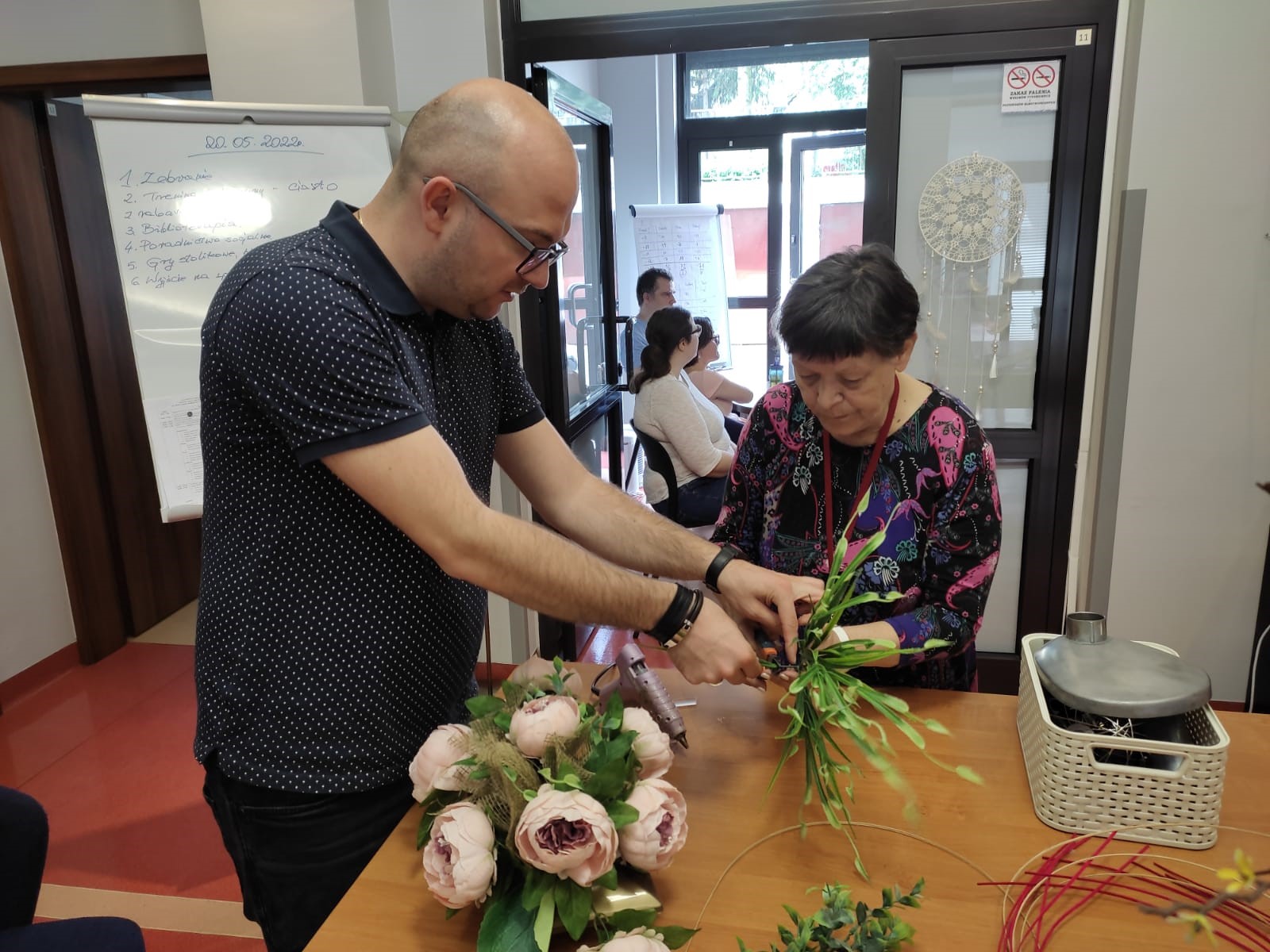 Kobieta i mężczyzna podczas prac florystycznych. 