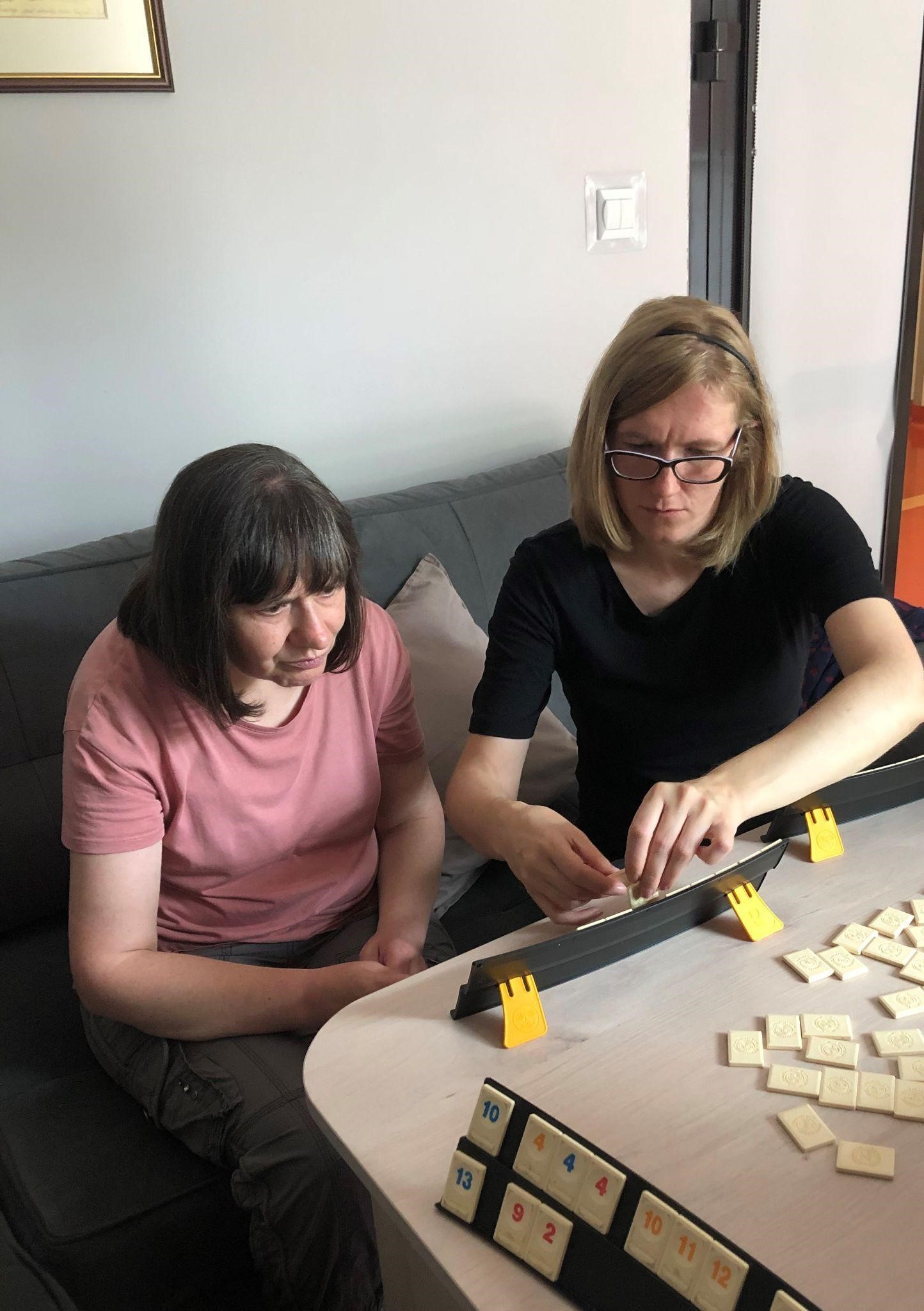 Dwie kobiety grające w grę Rummikub
