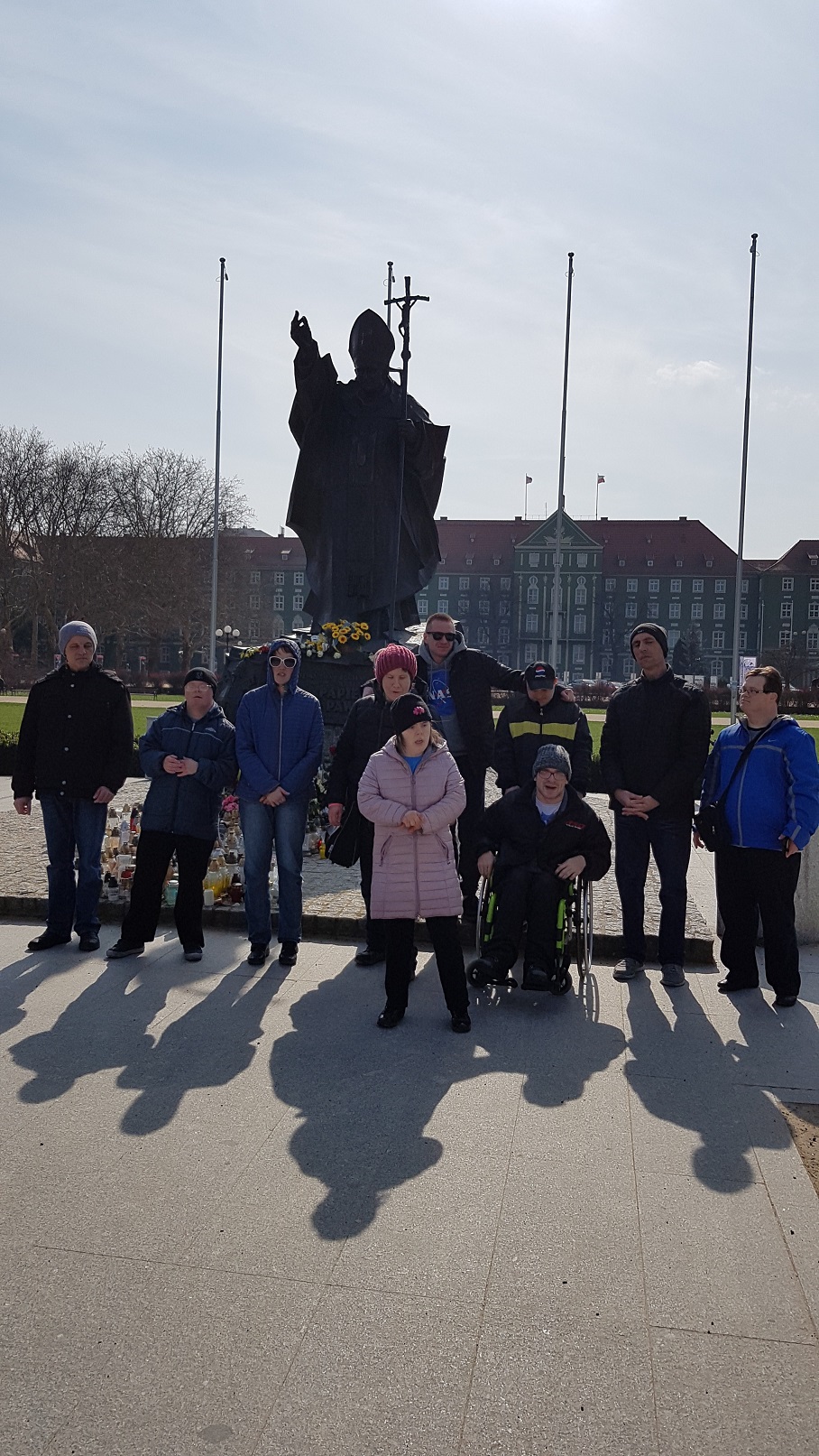 1.	Rocznica śmierci Papieża Jana Pawła II  Grupa uczestników ustawionych w szeregu stoi pod pomnikiem Papieża Jana Pawła II.