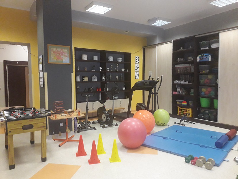 W pomieszczeniu znajdą się dwie zabudowy ścienne, w których znajdują się sprzęty i akcesoria do rehabilitacji. Na środku Sali ustawione są w rzędzie sprzęty sportowe i akcesoria do ćwiczeń i gier. 