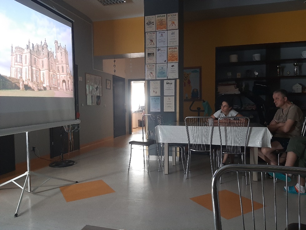 Dwoje uczestników naprzeciwko ekrany projekcyjnego.
