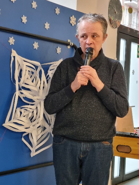Mężczyzna z mikrofonem w ręku.