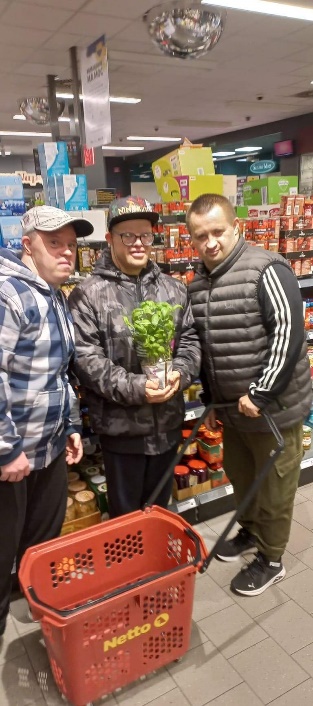 Mężczyźni stoją w sklepie.