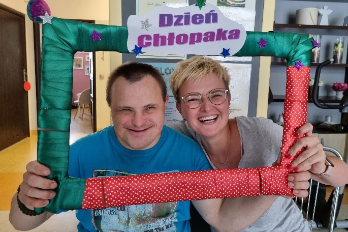 Mężczyzna i kobieta w ramce którą trzymają.