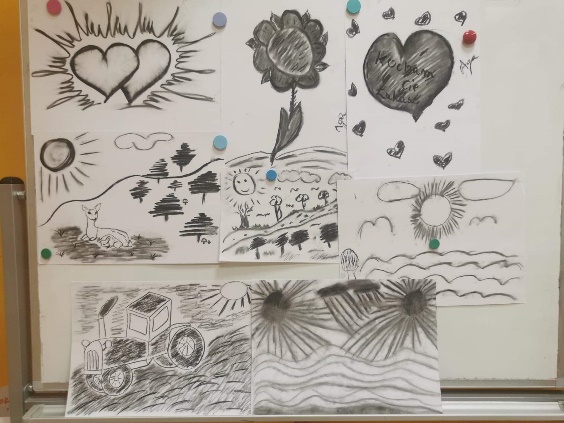 8 kartek z różnymi ilustracjami narysowanymi węglem kreślarskim.