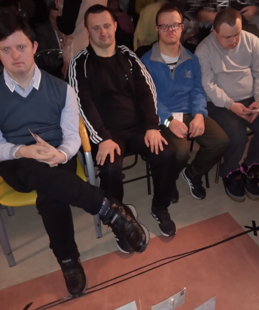 Mężczyźni siedzą na krzesłach