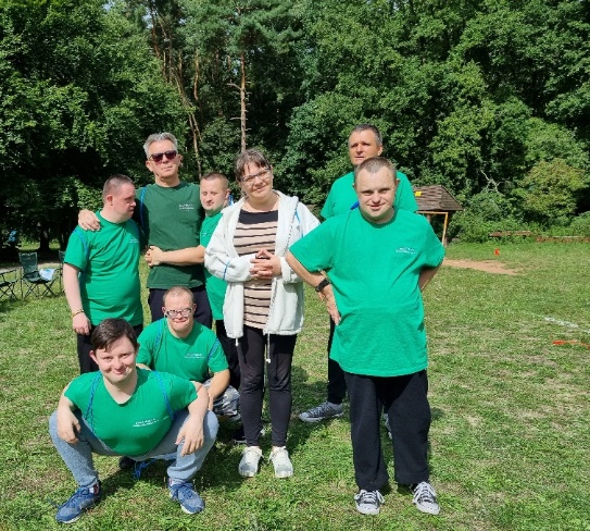 Kobiety i mężczyźni grają w hokeja na trawie.