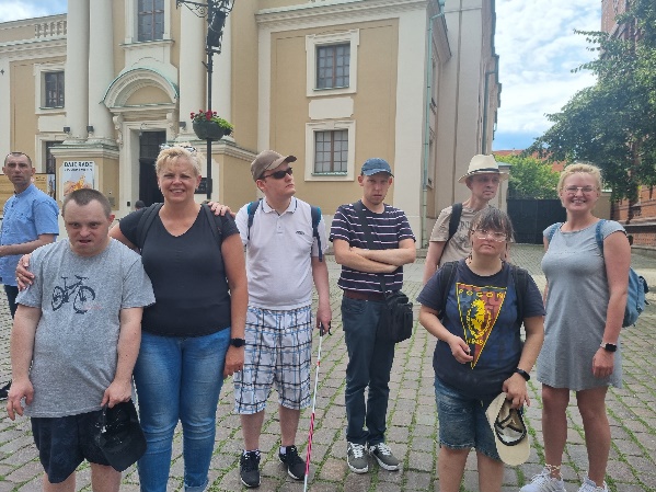Kobiety i mężczyźni idą chodnikiem
