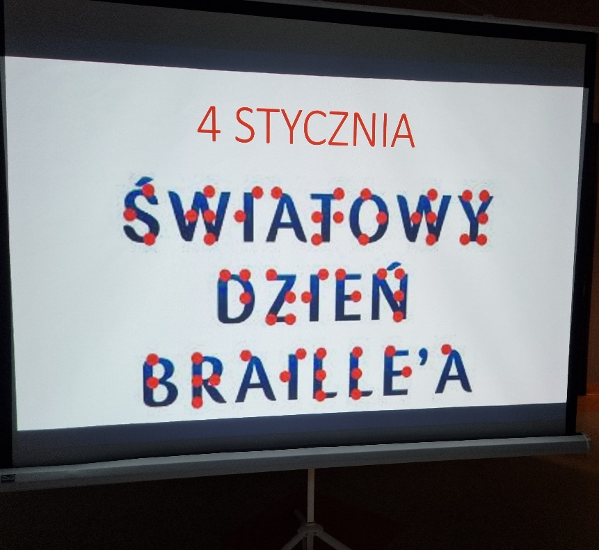 Napis niebieski ,czerwone kropki na nim.