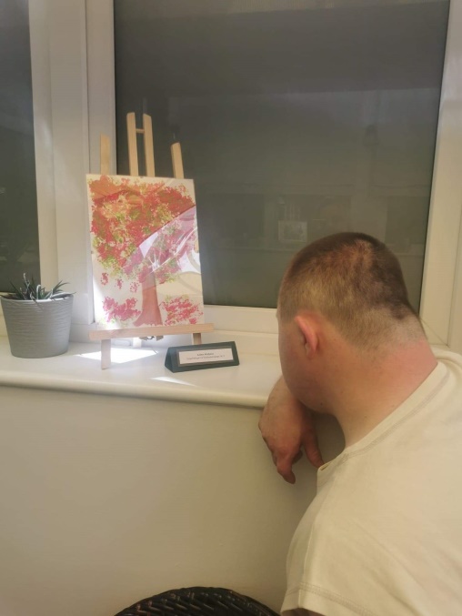 Mężczyzna patrzy na obraz.