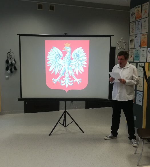 Kobiety i mężczyźni stoją i patrzą w obiektyw aparatu fotograficznego.