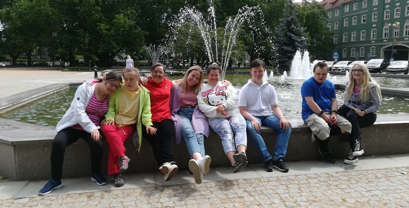 Kobiety i mężczyźni patrzą w obiektyw aparatu fotograficznego.
