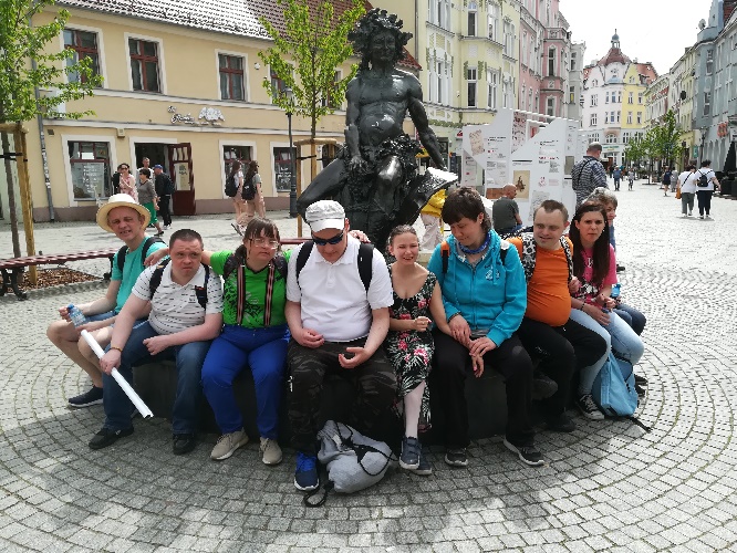 Kobiety i mężczyźni patrzą w obiektyw aparatu fotograficznego. 