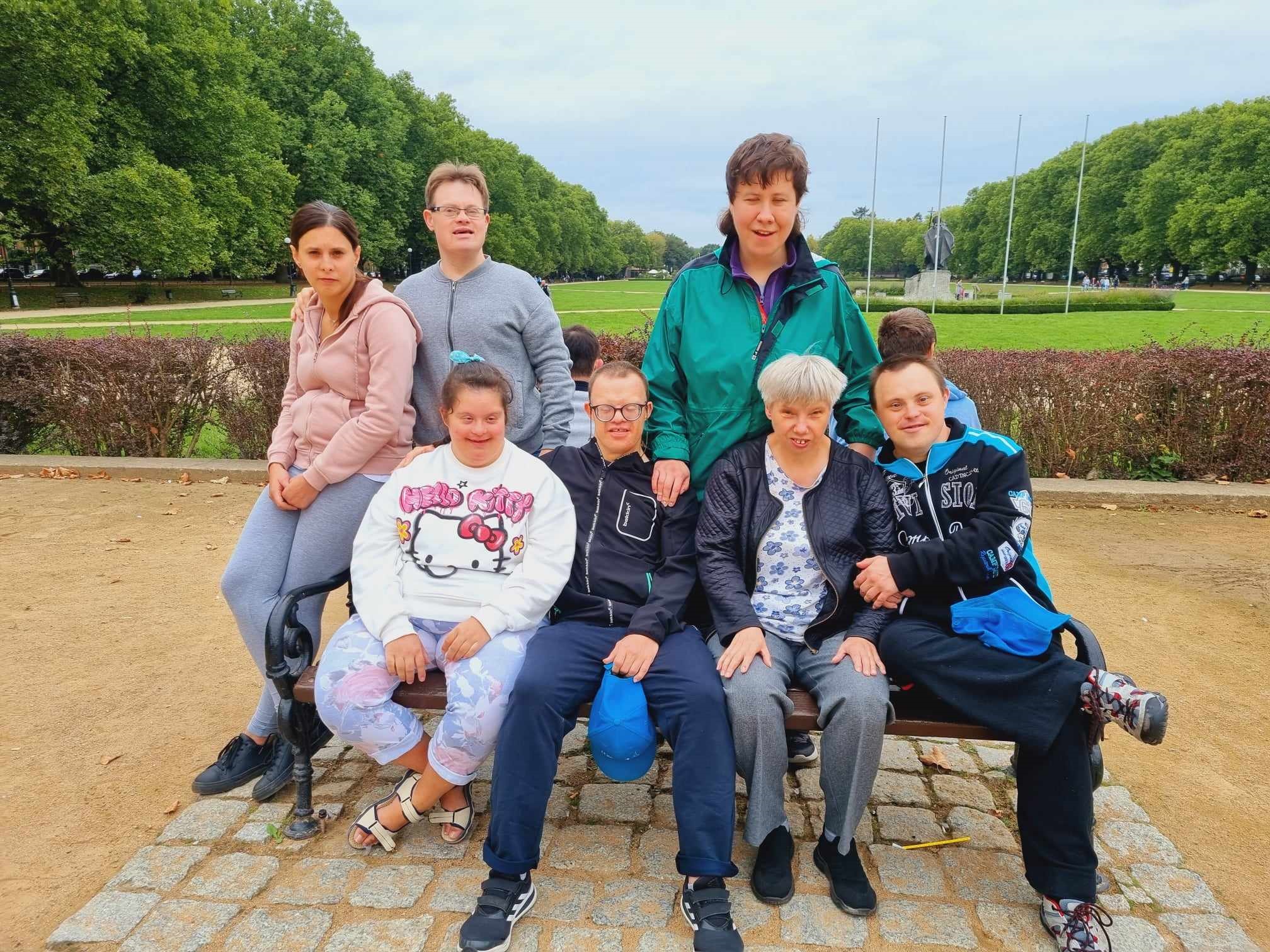 Kobiety i mężczyźni patrzą w obiektyw aparatu fotograficznego.