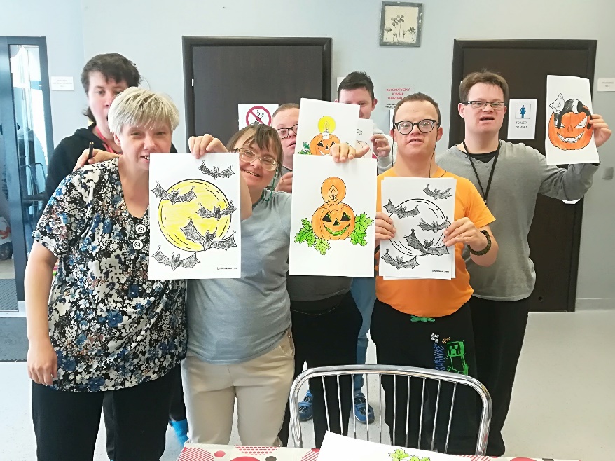 Kobiety i mężczyźni patrzą w obiektyw aparatu fotograficznego.