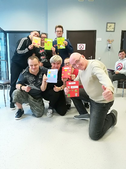 Kobiety i mężczyźni patrzą w obiekty w aparatu fotograficznego