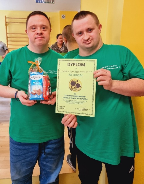 Mężczyźni patrzą w obiektyw aparatu fotograficznego.