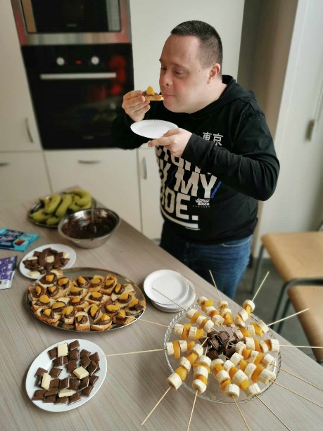 Mężczyzna degustuje czekoladowe przysmaki.
