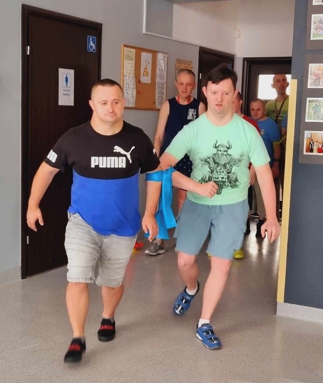 Biegnący w parze mężczyźni.