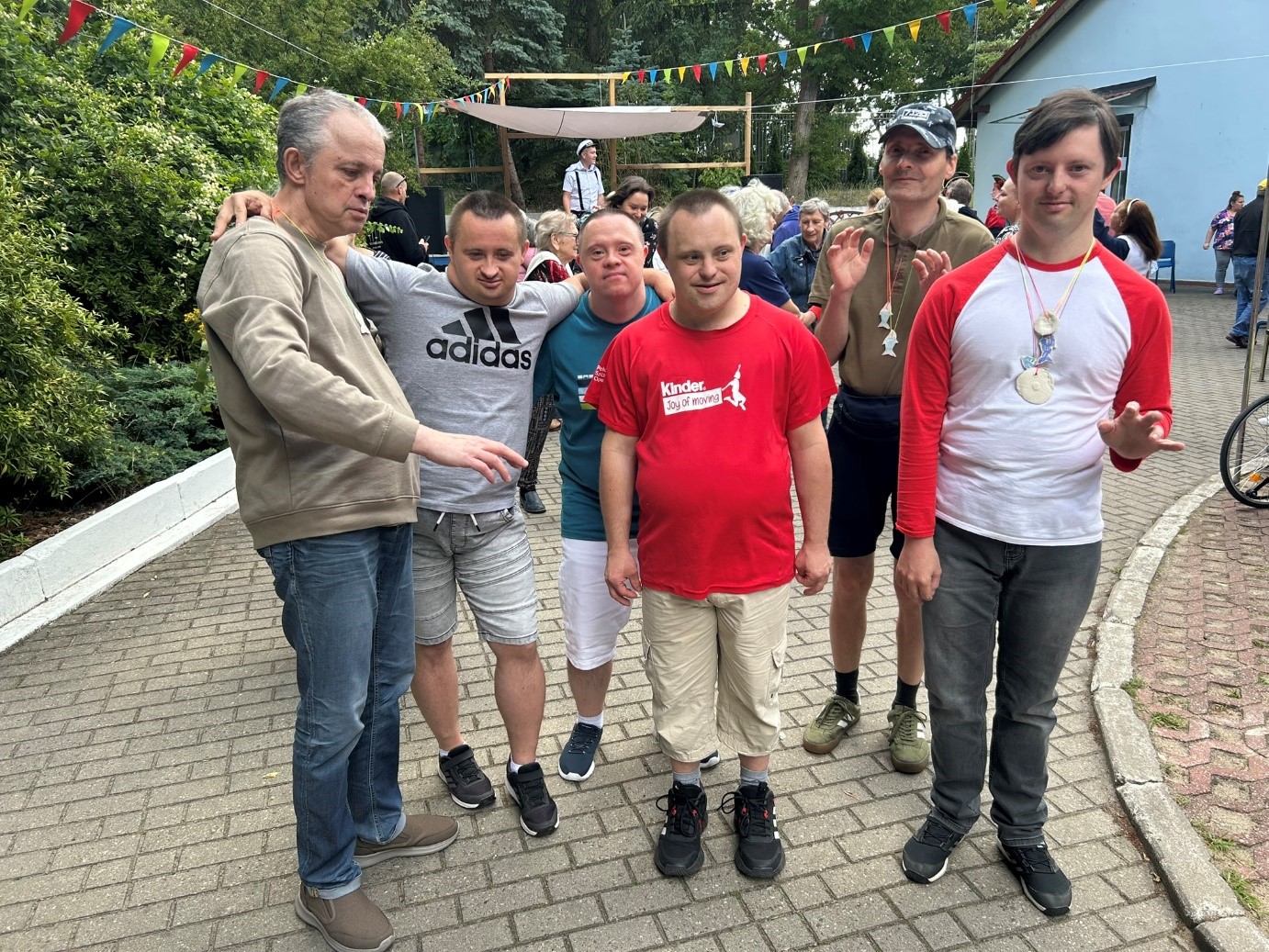 Sześciu mężczyzn pozuje do zdjęcia.