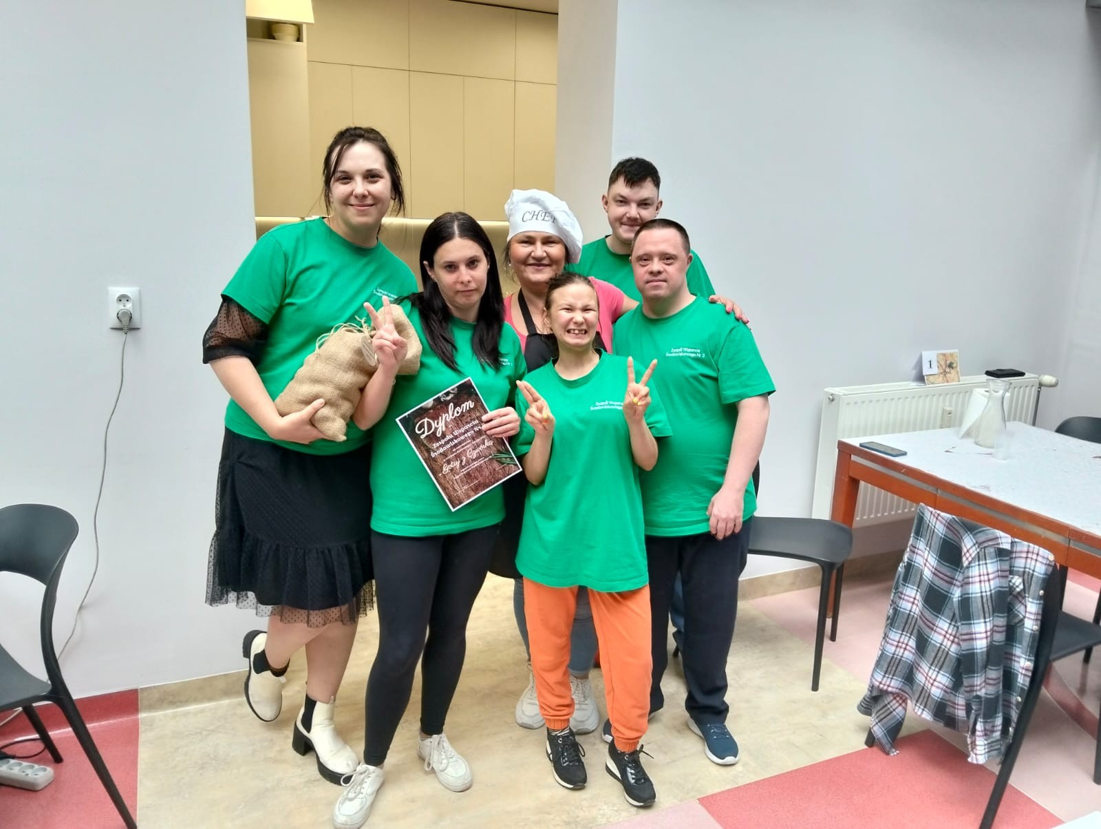 Cztery kobiety i dwóch mężczyzn patrząc w obiektyw pozuje do zdjęcia.