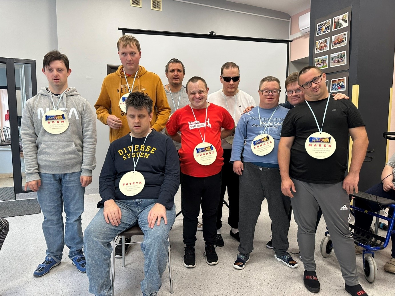 Dziewięciu mężczyzn pozuje do zdjęcia.  